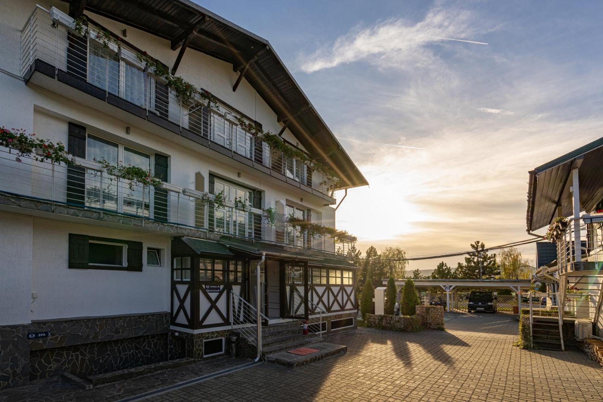 Casa Augsburg Hotell Băneşti Eksteriør bilde